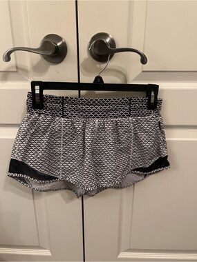 lululemon athletica hotty hot shorts black and white pattern